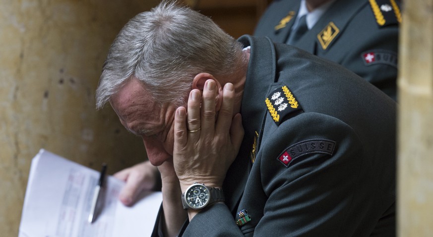 Armeechef André Blattmann beschäftigt sich mit dem neuen Militärgesetz am Mittwoch, 2. Dezember 2015.<br data-editable="remove">