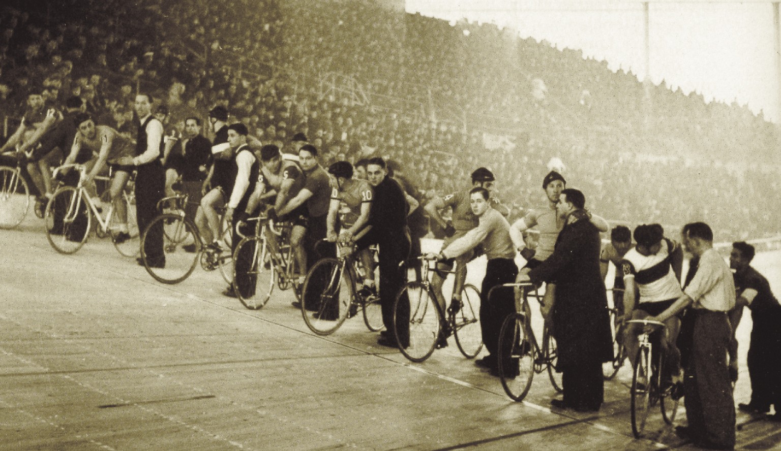1939 fiel der erste Startschuss zu einem Velorennen im Hallenstadion – fünfzehn Jahre später fand das erste Sechstagerennen statt.