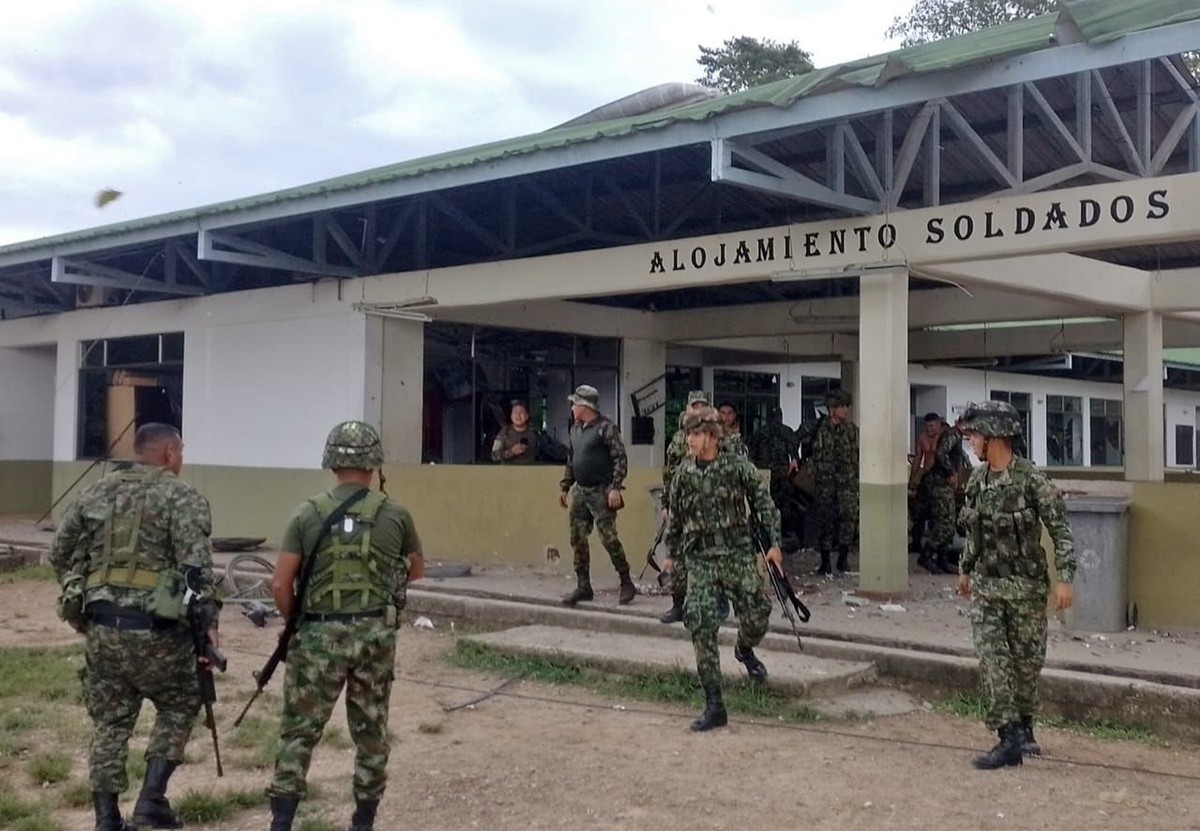 epa11610870 A handout photo made available by the Colombian Air Force's communications office shows soldiers moving in Puerto Jordan military base following an attack by National Liberation Army  ...