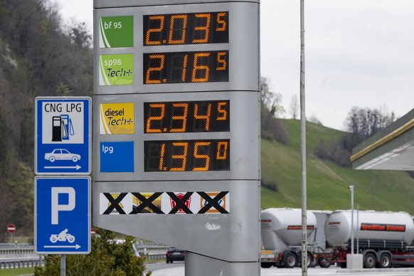 Eine Tankstelle an der A2 Autobahnraststaette Erstfeld in Richtung sueden praesentiert seine Benzinpreise am Donnerstag, 2. April 2026, in Erstfeld im Kanton Uri. Wegen dem Krieg im Iran sind die Roho ...
