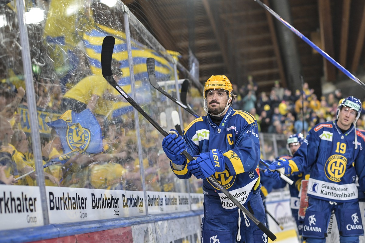 PostFinance Top Scorer Matej Stransky (HCD) vor den Fans beim ersten Eishockey Playoff Halbfinalspiel der National League zwischen HC Davos (HCD) und ZSC Lions (ZSC), am Samstag, 4. April 2026, in der ...