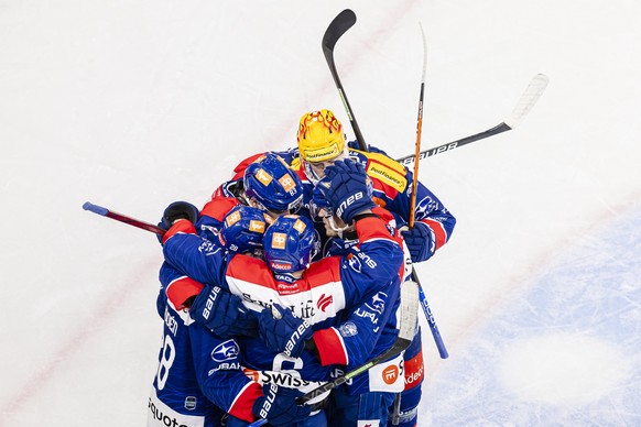 Zuerichs Jesper Froeden, links, jubelt mit Teamkollegen nach seinem spielentscheidenden Tor zum 2:1 im Eishockeyspiel der National League zwischen den ZSC Lions und dem HC Ajoie, am Samstag, 9. Dezemb ...