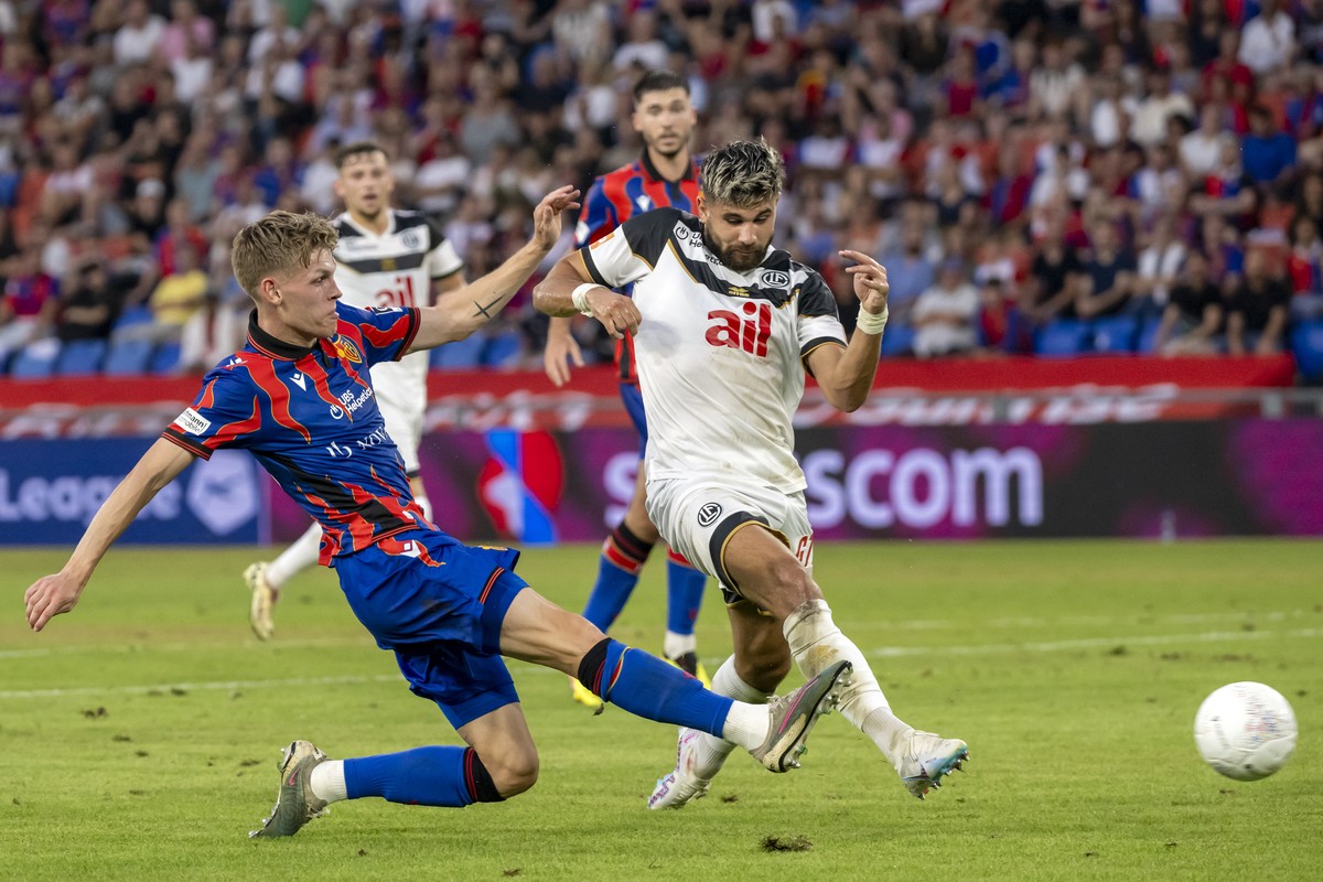 Anton Kade (FCB), links, gegen Antonios Papadopoulos (LUG), rechts, im Fussball Meisterschaftsspiel der Regular Season der Swiss Super League zwischen dem FC Basel 1893 und dem FC Lugano im Stadion St ...