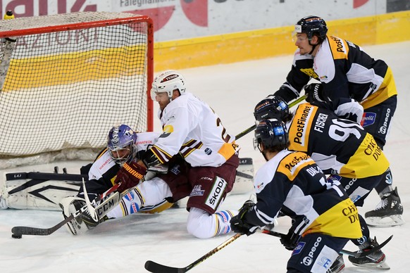 From left Ambri&#039;s goalkeeper Benjamin Conz, Genv&#039;s player Daniel Winnik, Ambri&#039;s player Giacomo Dal Pian, Ambri&#039;s player Jannik Fischer and Ambri&#039;s player Cedric H�chler, duri ...