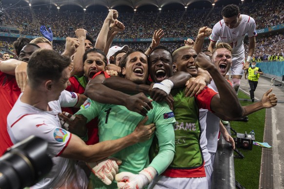 ARCHIV - ZU DEN BISHERIGEN TEILNAHMEN AN FUSSBALL-EUROPAMEISTERSCHAFTEN DER SCHWEIZER NATIONALMANNSCHAFT STELLEN WIR IHNEN FOLGENDES BILDMATERIAL ZUR VERFUEGUNG - The Swiss team, with from right, Silv ...