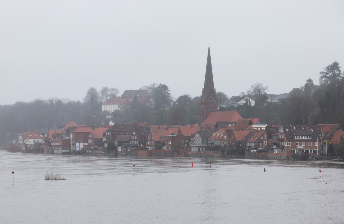 02.01.2024, Schleswig-Holstein, Lauenburg: Das Hochwasser der Elbe steht an den H�usern der Altstadt von Lauenburg. Foto: Christian Charisius/dpa +++ dpa-Bildfunk +++