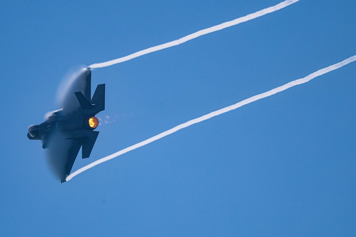 Air Show Del Garda 2026 An Italian Air Force Lockheed Martin F-35 Lightning II of the 6th Wing of Ghedi, near Brescia, performs during day one of the Air Show del Garda 2026 in Desenzano del Garda, It ...