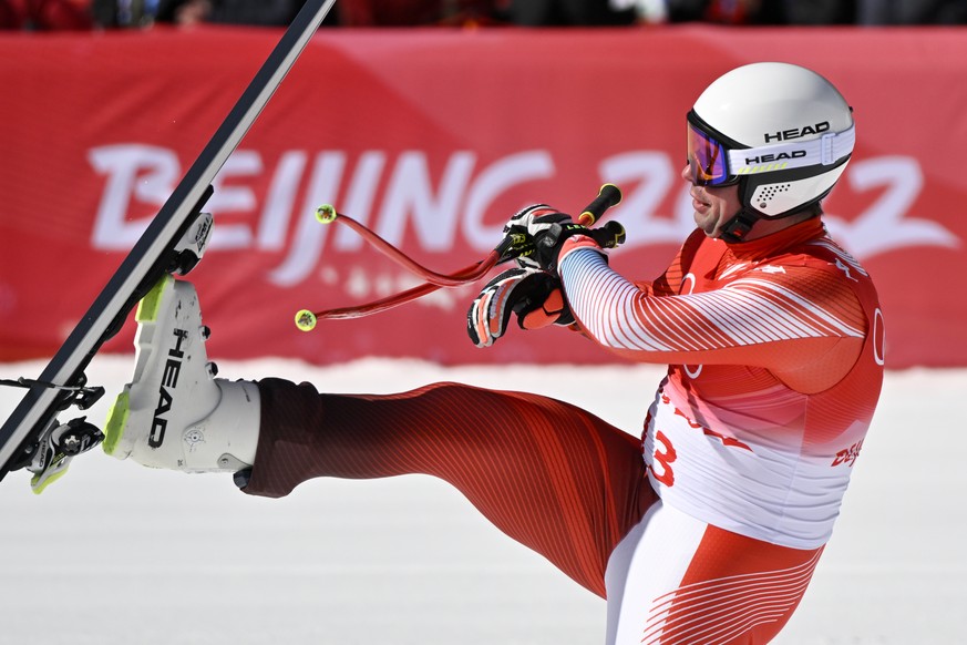 epa09734415 Beat Feuz of Switzerland reacts after his run in the Men&#039;s Downhill race of the Alpine Skiing events of the Beijing 2022 Olympic Games at the Yanqing National Alpine Ski Centre Skiing ...