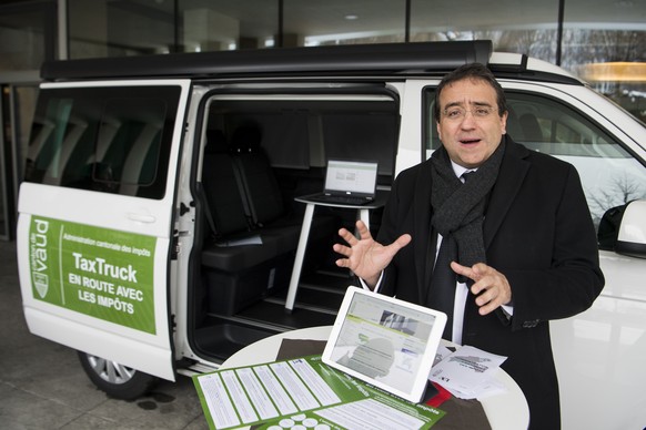 Pascal Broulis, conseiller d&#039;Etat vaudois, present le TaxTruck, lors d&#039;une conference de presse ce vendredi 20 janvier 2017 a Lausanne. Au moyen d&#039;un TaxTruck, le service des impots iro ...