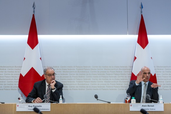 Bundespraesident Guy Parmelin, Vorsteher Eidgenoessisches Departement fuer Wirtschaft, Bildung und Forschung (WBF) links, und Bundesrat Alain Berset, Vorsteher Eidgenoessisches Departement des Innern  ...