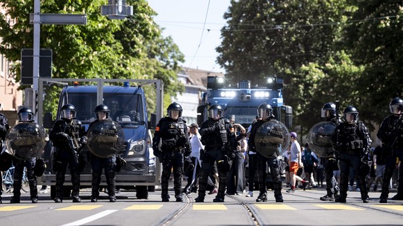 <p>Polizisten beim Helvetiaplatz an der Nachdemo.</p>