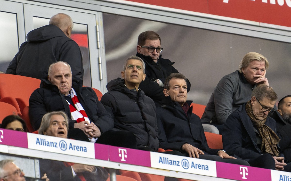 15.04.2023, Fussball 1. Bundesliga 2022/2023, 28.Spieltag, FC Bayern München - TSG 1899 Hoffenheim, in der Allianz-Arena München. Frust auf der Ehrentribüne bei Vorstandsmitglied Oliver Kahn re, Bayer ...
