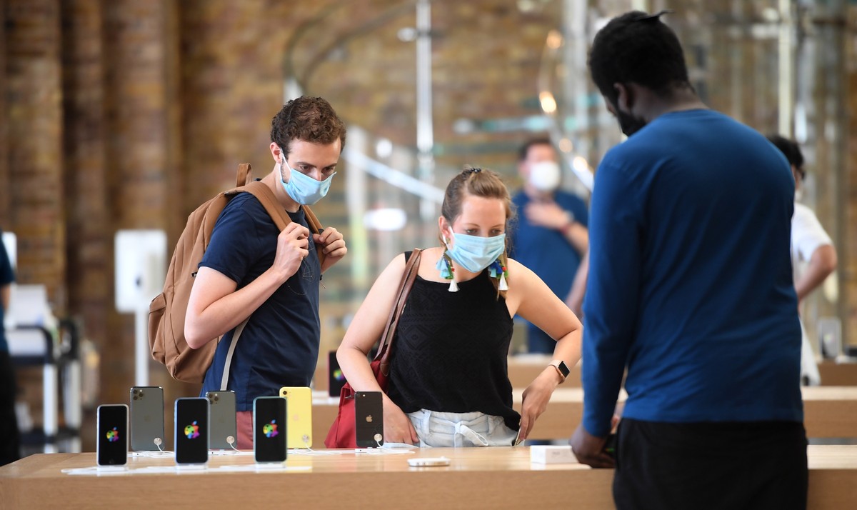 epa08486346 Customers in the Apple the store in Covent garden opens after opening its doors in London, Britain, 15 June 2020. Retail stores have begun to re-open their doors across the UK after three  ...