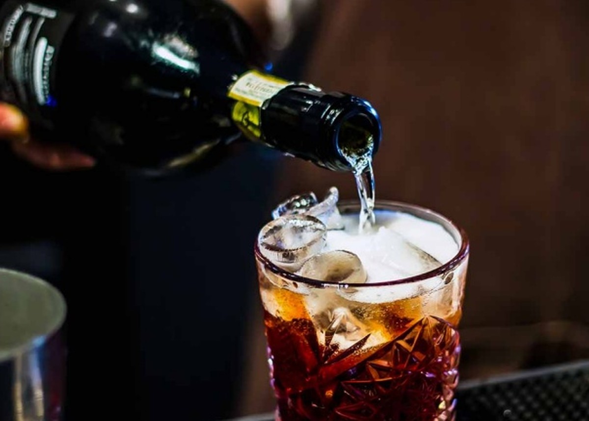 negroni sbagliato drink trinken alkohol cocktail campari vermouth champagner prosecco https://winedharma.com/en/dharmag/february-2016/negroni-sbagliato-cocktail-recipe-great-drink-born-mistake