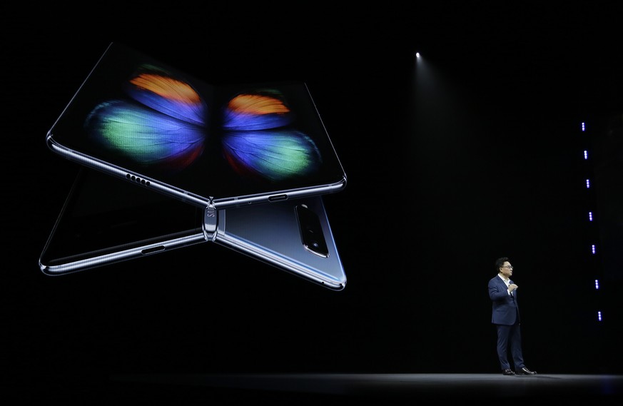 DJ Koh, Samsung President and CEO of IT and Mobile Communications, talks about the new Samsung Galaxy Fold smartphone during an event Wednesday, Feb. 20, 2019, in San Francisco. (AP Photo/Eric Risberg ...
