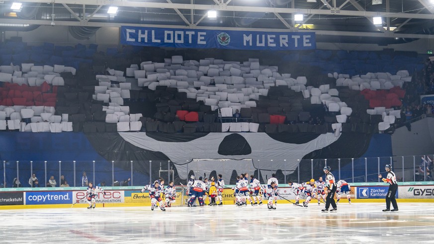 Das Tifo der Kloten Fans im vierten Playoff Viertelfinalspiel der Eishockey National League zwischen dem EHC Kloten und der Swiss Arena in Kloten. (KEYSTONE/Til Buergy)