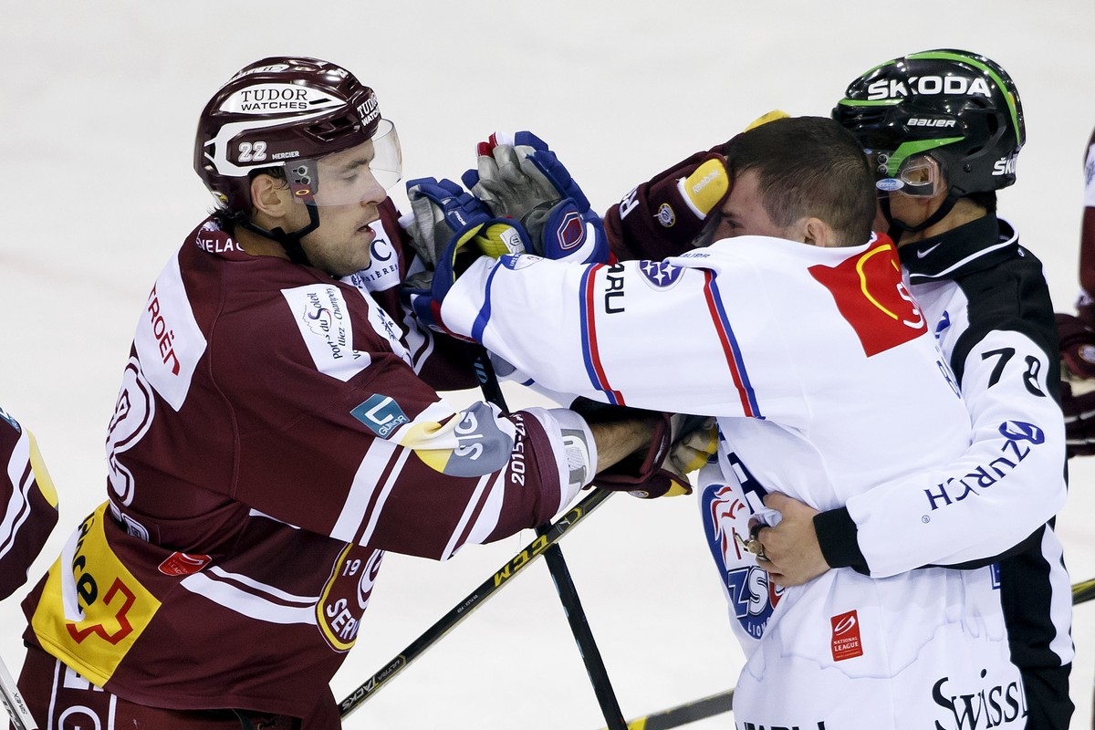Geneve-Servette's Jonathan Mercier, left, fights with Lions' Patrik Baertschi, right, during the game of National League A (NLA) Swiss Championship between Geneve-Servette HC and ZSC Lions,  ...