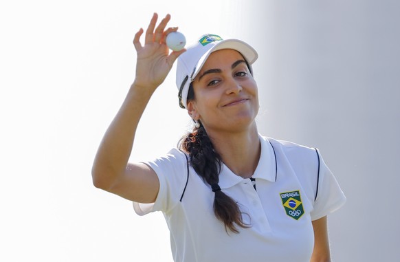 epa05492916 Victoria Lovelady of Brazil reacts on the first green during the first round of the Rio 2016 Olympic Games women&#039;s golf tournament at the Olympic Golf Course in Barra da Tijuca, Rio d ...