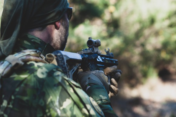 zielen,soldat,bewaffnet,softairwaffe,anvisieren,hinzielen,soldaten *** aiming,army soldier,armed,Airsoft gun,army soldiers,troops,armeds 1un-h5m ,model released, Symbolfoto