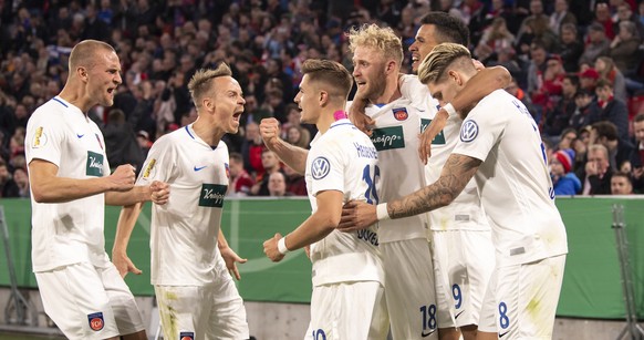 epa07483120 Players of Heidenheim celebrate during the German DFB Cup quarter finale soccer match between FC Bayern Munich and 1. FC Heidenheim in Munich, Germany, 03 April 2019. EPA/Lukas Barth-Tutta ...