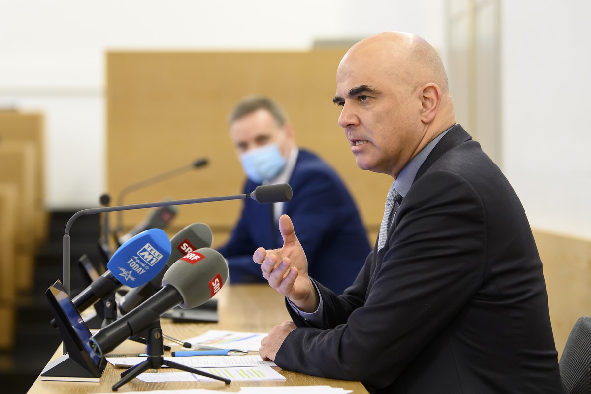 Bundesrat Alain Berset, rechts, spricht vor Regierungsrat Jean-Pierre Gallati waehrend einer Medienkonferenz zur aktuellen Situation im Zusammenhang mit dem Coronavirus im Kanton Aarau, am Freitag, 28 ...
