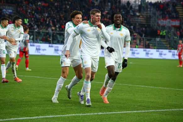 Roma&#039;s Evan Ferguson, center, celebrates after scoring during the Italian Serie A soccer match between Cremonese and Roma in Cremona, Italy, Sunday, Nov. 23, 2025. (Alberto Mariani/LaPresse via A ...