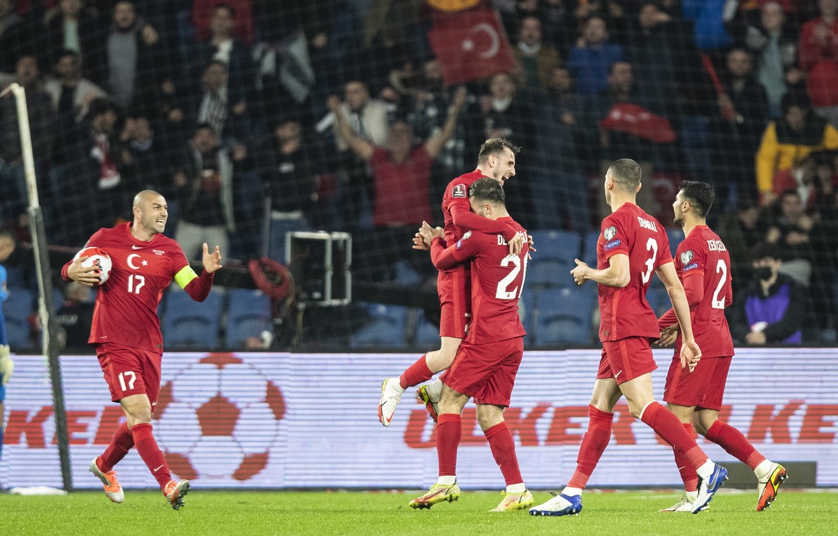 epa09580586 Turkey's Halil Dervisoglu (3-R) celebrates after scoring the 2-0 lead during the FIFA World Cup 2022 group G qualifying soccer match between Turkey and Gibraltar in Istanbul, Turkey,  ...