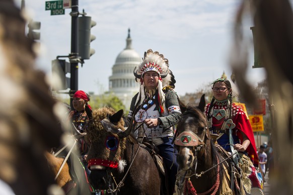 epa13082570 (FILE) - Shane Red Hawk of the Sicangu Lakota band of the Rosebud Sioux (C) and his daughter Tshina Red Hawk (R) join other members of the 'Cowboy and Indian Alliance' to begin a ...