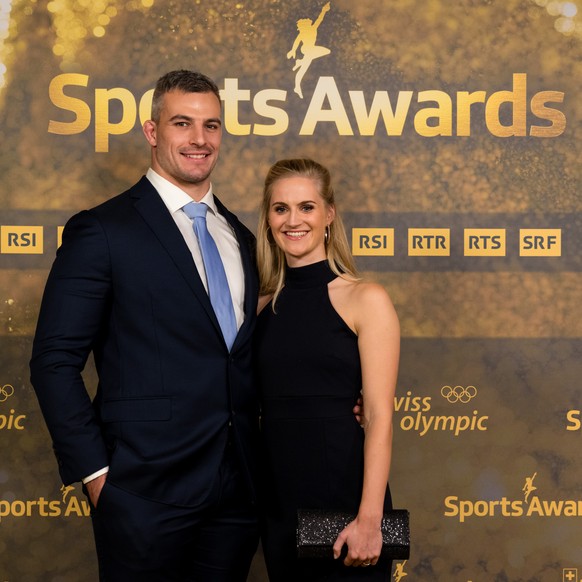 Samuel Giger, Schwingen, und Partnerin Michelle von Weissenfluh posieren auf dem goldenen Teppich vor der Verleihung der Sports Awards 2023 am Sonntag, 10. Dezember 2023 in Zuerich. (KEYSTONE/Philipp  ...