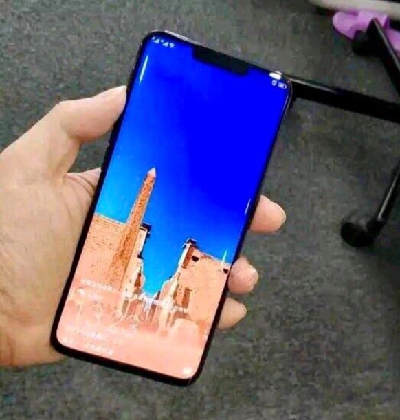 So soll das Huawei Mate 20 Pro aussehen. Mit grosser Wahrscheinlichkeit ist das Display an den Längsseiten, ähnlich wie bei Samsungs Galaxy-S-Smartphones, gekrümmt.