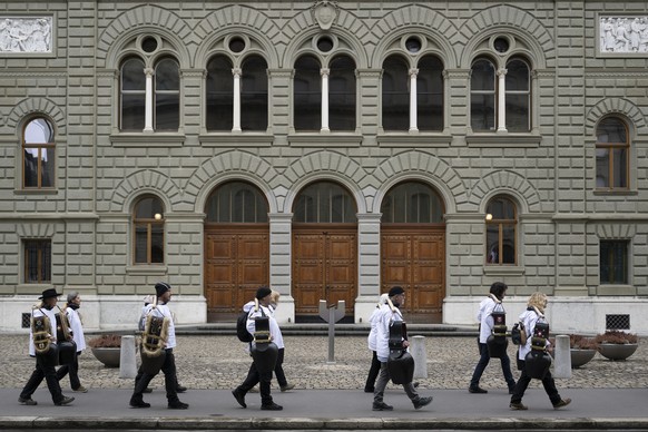 Freiheitstrychler protestieren vor das Bundeshaus kurz vor eine Friedensdemo organisiert von Mass-Voll!, am Samstag, 11. Maerz 2023, in Bern. (KEYSTONE/Anthony Anex)