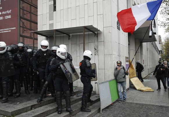 epaselect epa08001240 &#039;Gilets Jaunes&#039; (Yellow Vests) protesters clash with riot police on Place d&#039;Italie as part of the &#039;Act 53&#039; demonstration (the 53rd consecutive national p ...