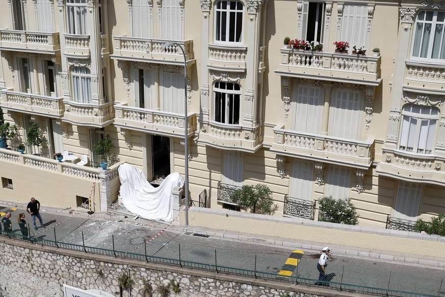 epa13074714 Members of a bomb disposal team work near a residential building in Monaco, 30 June 2026, after a suspected parcel bomb explosion the previous evening wounded Ukrainian-born businessman Va ...