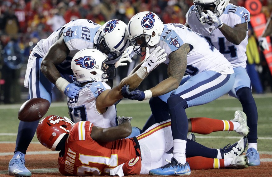 Tennessee Titans wide receiver Eric Decker (87) is congratulated by tight end Delanie Walker (82), wide receiver Rishard Matthews (18), and wide receiver Corey Davis (84) after his 22-yard touchdown c ...