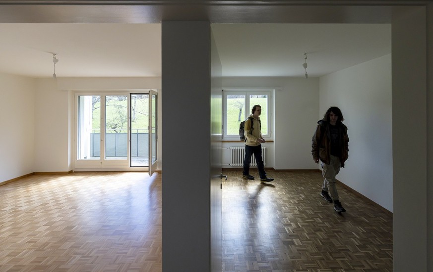 Interessenten waehrend einer Wohnungsbesichtigung in einer Wohnung der Liegenschaften Stadt Zuerich (LSZ) am Dienstag, 28. Maerz 2023 in Zuerich. (KEYSTONE/Michael Buholzer)