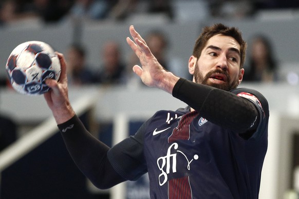 epa05844590 Nikola Karabatic (R) of PSG in action during the EHF Champions League handball match between Paris-Saint-Germain (PSG) and Kiel at Stade Coubertin in Paris, France, 12 March 2017. EPA/YOAN ...