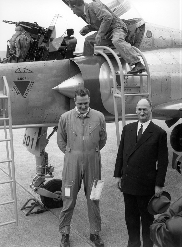 ARCHIVBILD ZU 50 JAHRE MIRAGE-AFFAERE --- Bundesrat Paul Chaudet, Vorsteher des Militaerdepartementes (EMD), besichtigt am 2. April 1964 in Emmen eines der 1961 in Auftrag gegebenen Mirage Kampfflugze ...