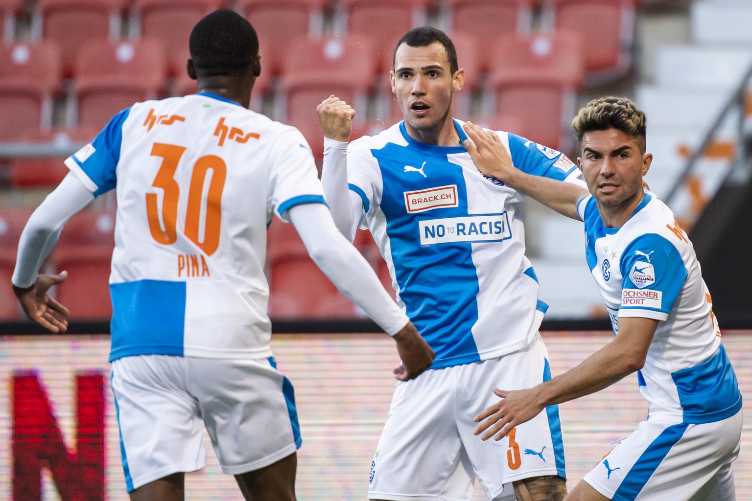 Joie du joueur zurichois Leo Bonatini, centre, apres avoir marque un but lors de la rencontre de football de Challenge League entre Neuchatel Xamax FCS et Grasshopper Club Zuerich le vendredi 14 mai 2 ...