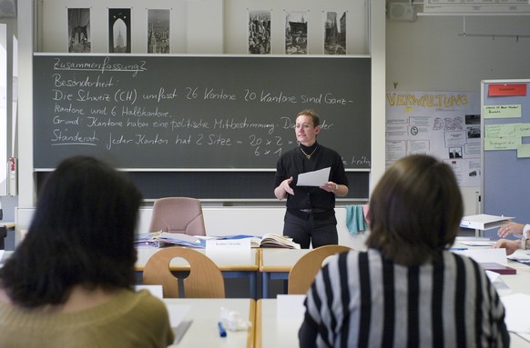 THEMENBILD ZUR LOHNSTUDIE LEHRERINNEN UND LEHRER --- Teacher Ursula Keller, standing, explains the characteristics of Switzerland to participants of a course of the Swiss political and civil system fo ...