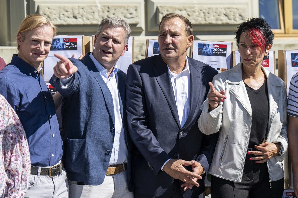 Nationalrat Lorenzo Quadri, Lega-TI, Staenderat Marco Chiesa, SVP-TI, Nationalrat Thomas Matter, SVP-ZH, und Nationalratein Sandra Sollberger, SVP-BL, von links, reichen die SRG-Initiative "200 F ...