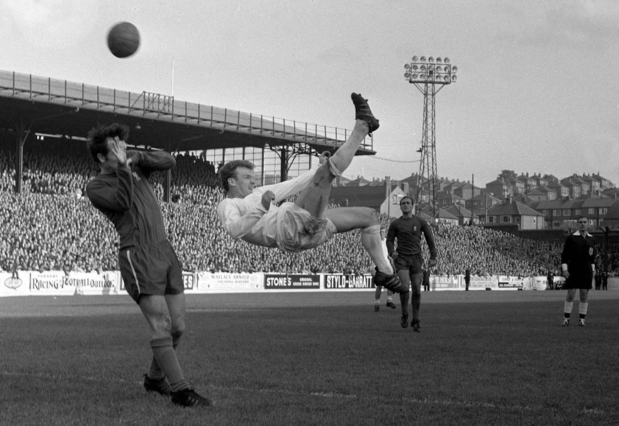 07.10.1967 Copyright: imago/Colorsport
Billy Bremner (Leeds United, Mitte) zieht per Fallr¸ckzieher ab und trifft zum 7:0 - PUBLICATIONxINxGERxSUIxAUTxHUNxUSAxONLY; William, Bill, Billie, Vneg, Vsw, q ...