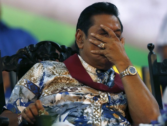 Mahinda Rajapaksa nimmt die ersten Zwischenresultate konsterniert zur Kenntnis.&nbsp;