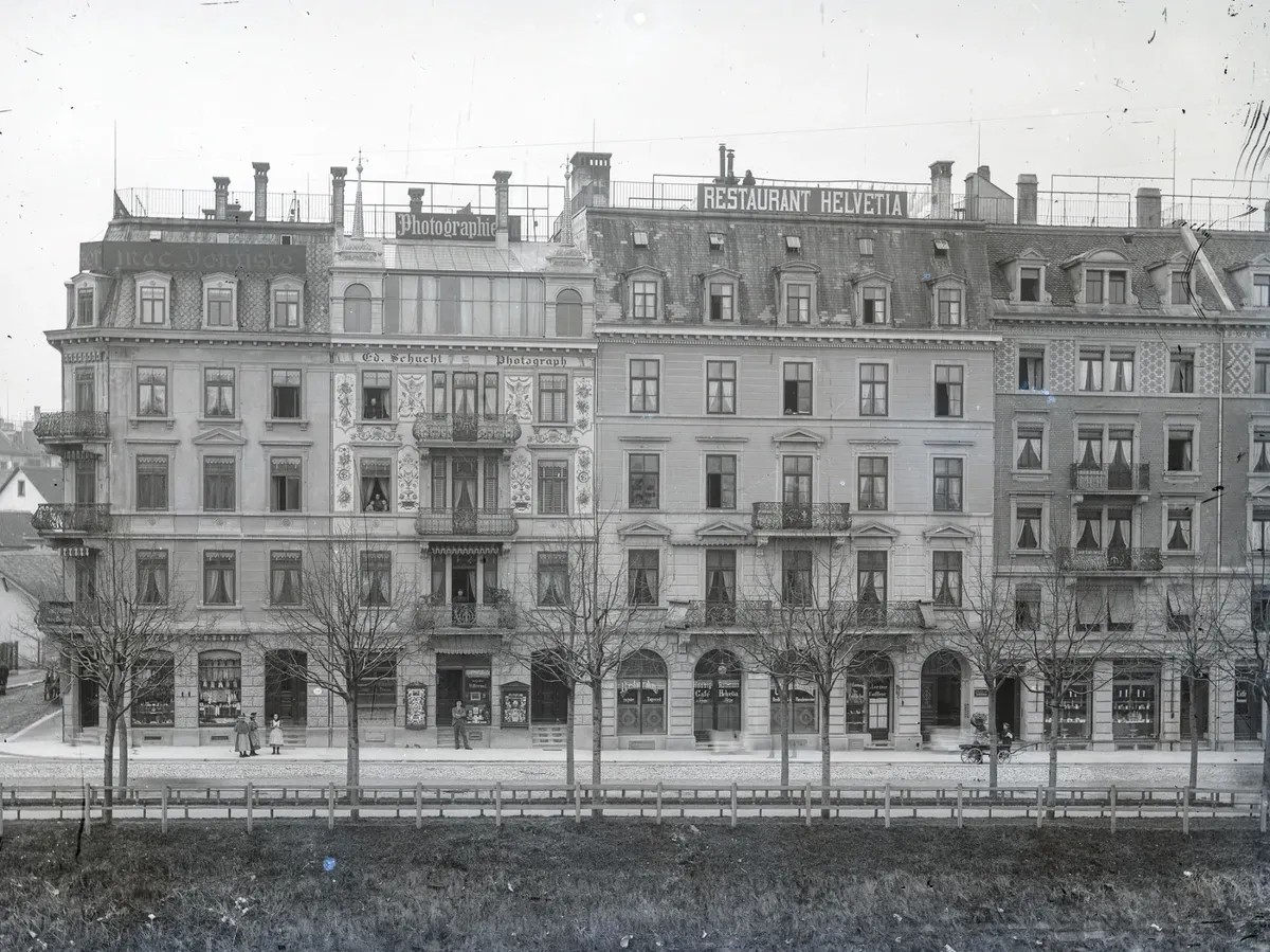 In der Stadt Zürich sind für die Zeit von 1855 bis 1915 mehr als 100 Standorte von Fotoateliers bekannt. Sie wurden hauptsächlich für Personen- und Portraitaufnahmen genutzt.
https://baz.e-pics.ethz.c ...