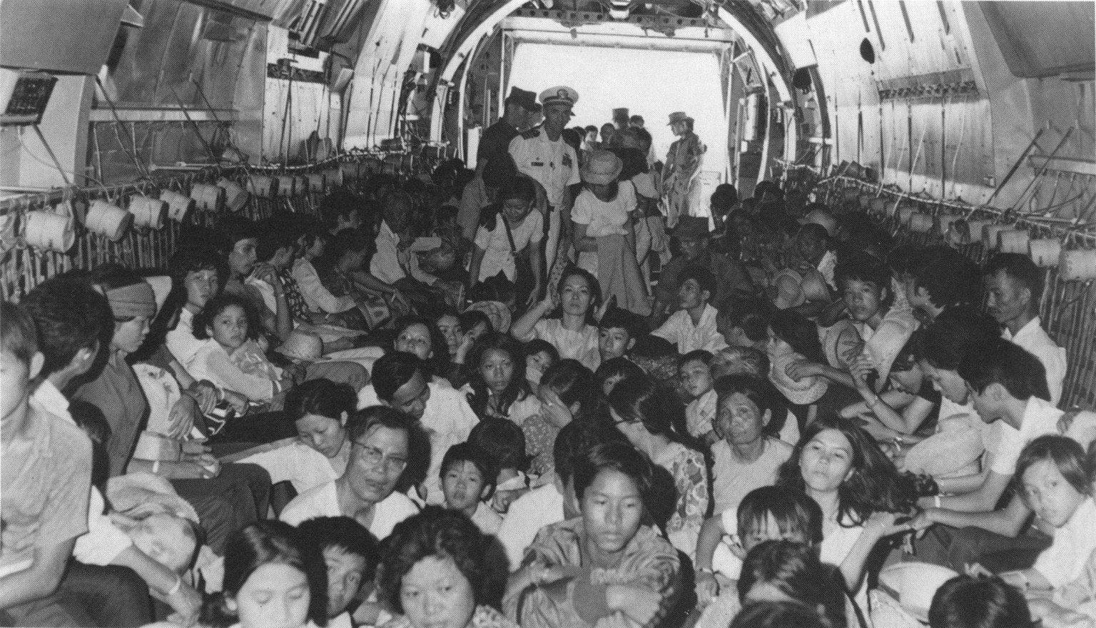 Die Bilder gleichen sich: Vietnamesische Flüchtlinge werden 1975 nach dem Fall Saigons aus der Stadt ausgeflogen.