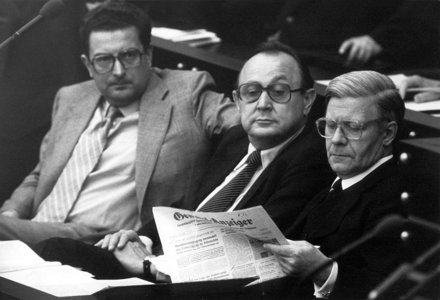 ARCHIV - 30.11.1979, Bonn: HANDOUT - Der damalige Bundeskanzler Helmut Schmidt (SPD, r-l) sitzt auf der Regierungsbank im Bonner Bundestag und liest den General-Anzeiger. W�hrend der damalige Bundesau ...