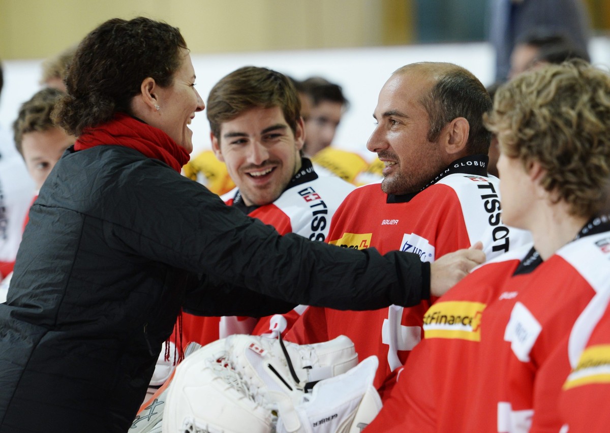 Die Goalies Reto Berra, links, und Martin Gerber, rechts, machen sich parat fuer das Gruppenfoto, anlaesslich des offiziellen Fotoshootings der Schweizer Eishockey Nationalmannschaft am Mittwoch, 31.  ...