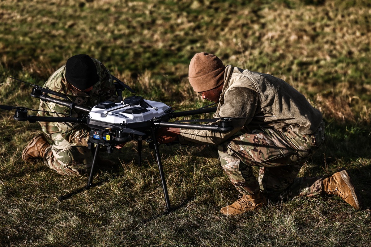 epa12540146 US Army soldiers set up a counter-drone interceptor by Fortem Techonolies during the NATO drone exercise 'Project Flytrap 4.5' near Oldenburg in Holstein, northern Germany, 21 No ...