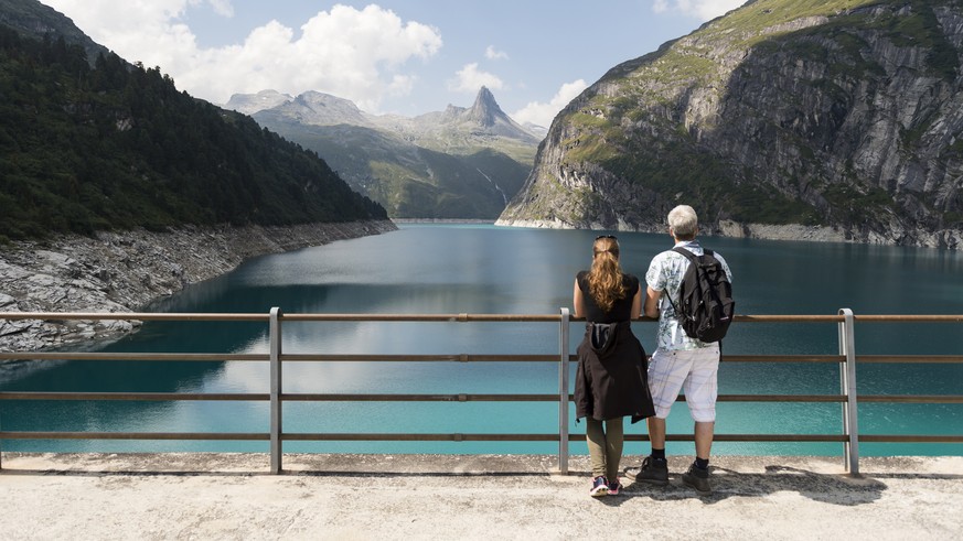 ZUR EIDGENOESSISCHEN ABSTIMMUNG VOM 21. MAI 2017 UEBER DAS ENERGIEGESETZ STELLEN WIR IHNEN ZUM THEMA WASSERKRAFT FOLGENDES BILDMATERIAL ZUR VERFUEGUNG – Touristen blicken ueber den Stausee zum Zervrei ...