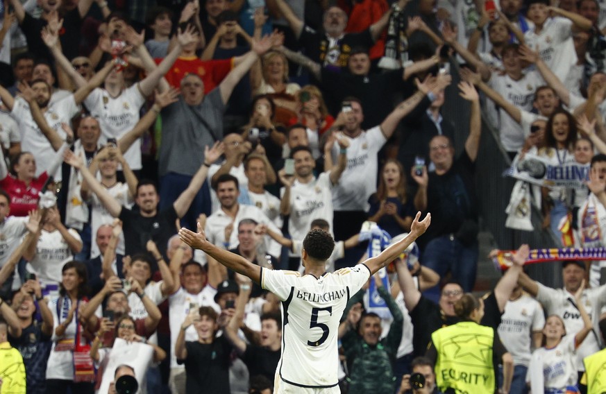 epa10872637 Real Madrid&#039;s midfielder Jude Bellingham celebrates after scoring the 1-0 goal during the UEFA Champions League group C soccer match between Real Madrid and Union Berlin, in Madrid, S ...