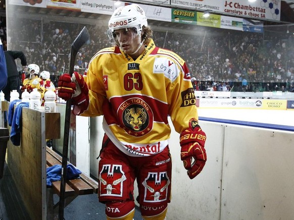 Langnaus Tyler Ennis geht nach dem ersten Drittel in die Kabine im Meisterschaftsspiel der National League A zwischen dem HC Fribourg-Gotteron und den SCL Tigers am Samstag, 29. September 2012 in Frib ...